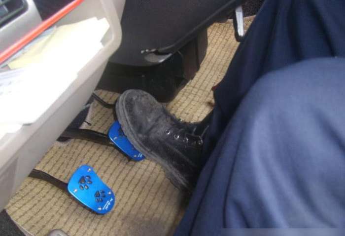 为何自动档踩刹车时“刹车越踩, 车速越快”?