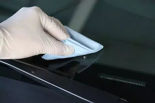 汽车玻璃划痕怎么修复