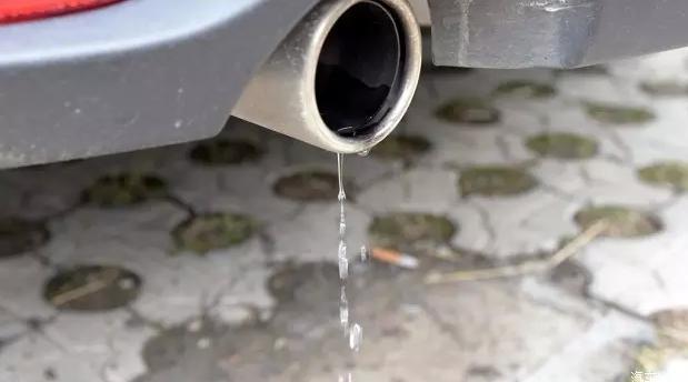 汽车排气管滴水是什么原因