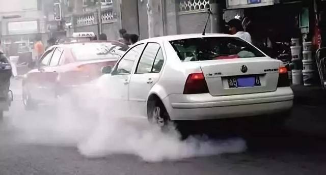 汽车排气管冒白烟正常吗