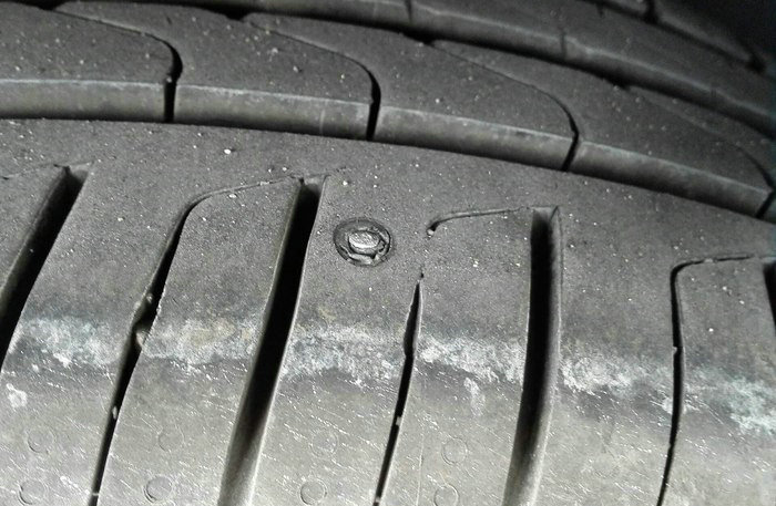 车轮胎扎了一颗螺丝钉怎么办