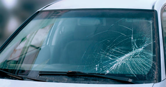 车玻璃被石子砸谁负责