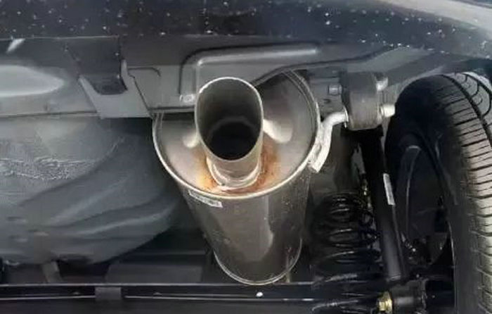 汽车排气管漏气怎么修复