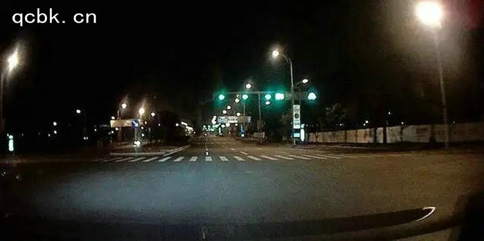 晚上直行通过路口用什么灯光