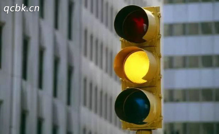 路口黄灯通过算不算闯红灯