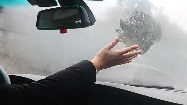 天气冷车窗起雾怎样解决