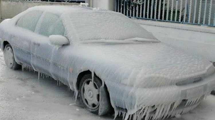 车衣冻住了粘在车上怎么办