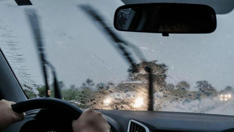 雨天开车挡风玻璃看不清怎么办