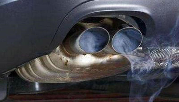 汽车冒白烟刺鼻是什么原因