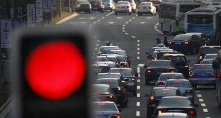 在红绿灯中间停车算闯红灯吗