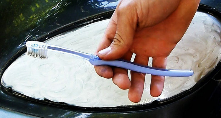 牙膏擦车漆划痕的方法