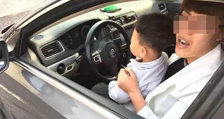 副驾驶抱孩子怎么处罚 副驾驶抱小孩扣分吗