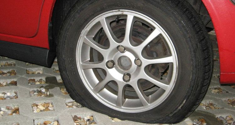 轮胎侧面挤压路沿会受损吗
