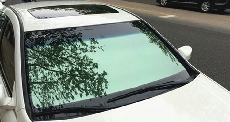 汽车前挡玻璃贴的膜看着模糊什么原因