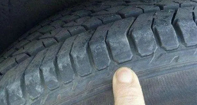 轮胎沟槽有裂纹需要更换吗