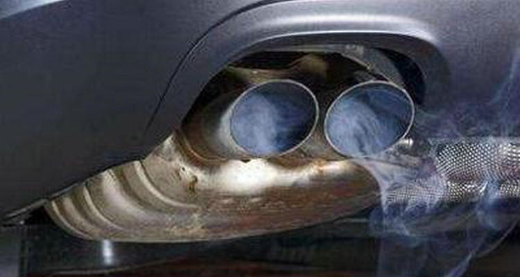 汽车尾气冒白烟是什么原因造成的