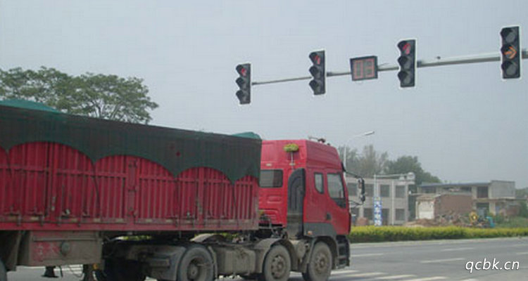 跟在货车后面误闯红灯会被拍到吗
