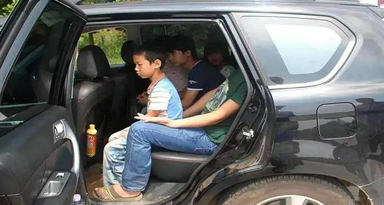 小车超载2个小孩子怎么处罚的