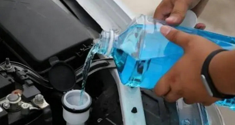 汽车如何加玻璃水 怎么给汽车加玻璃水