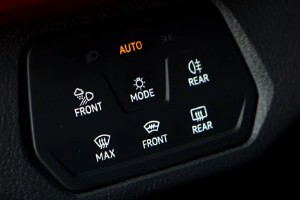 REAR汽车按键是什么意思 后排挡风玻璃除雾功能按键