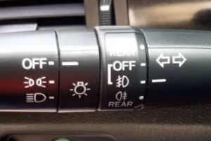 车辆灯光指示灯大全 图标在仪表盘上显示（不同的灯光有不同标记）
