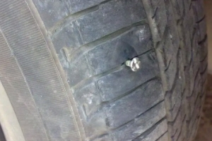 轮胎被钉子扎了补胎还是换胎 正常补胎可以使用（损坏严重要更换）