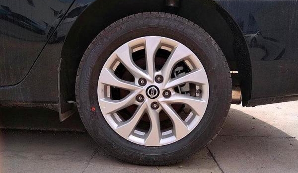 日产轩逸轮胎规格型号 采用两种轮胎规格（205/60 R16和205/50 R17）