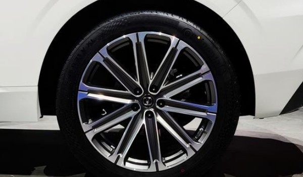 长安uni-v轮胎尺寸多少 轮胎型号为235/45 r18