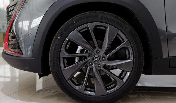 长安uni-v轮胎尺寸多少 轮胎型号为235/45 r18
