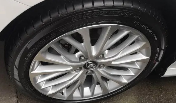 丰田凯美瑞轮胎型号 轮胎型号为235/45 r18