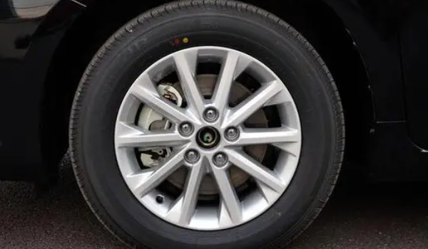 丰田凯美瑞轮胎型号 轮胎型号为235/45 r18