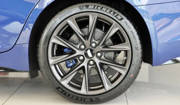 凯迪拉克ct5轮胎是什么牌子 米其林轮胎品牌(舒适性高抓地性强)