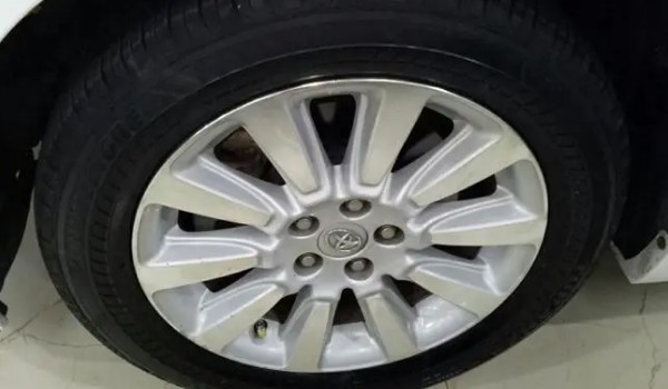 丰田塞纳的轮胎是什么规格的 235/60 r18(普利司通轮胎)