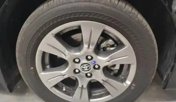 丰田塞纳的轮胎是什么规格的 235/60 r18(普利司通轮胎)