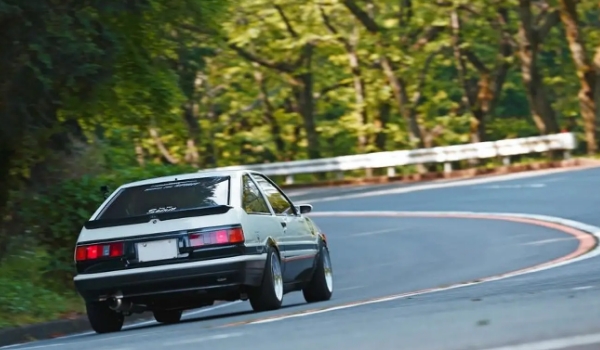 ae86是什么车，丰田卡罗拉第五代（ae86是车架代号）