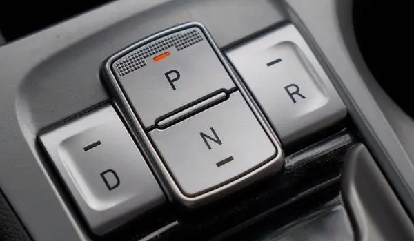 汽车档位字母P R N D L 作为自动挡车辆行驶操作使用（用途不同）