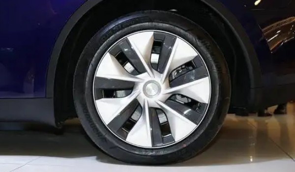 特斯拉model y轮胎型号 前后轮不一样(前轮型号255/35 r21)