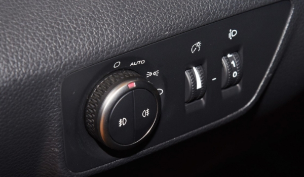宝沃bx7车灯开关图解 旋钮按键方式控制（位置在左侧出风口下方）