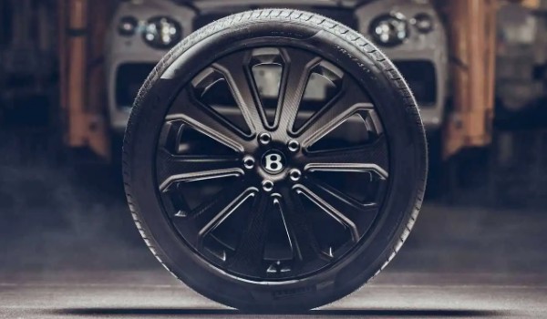 宾利添越轮胎尺寸是多少 轮胎型号285/45 r21(竞驰轮胎)