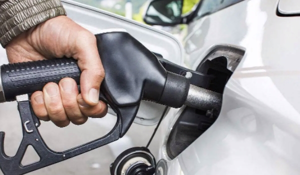 长期加便宜汽油对车子的影响 有一定影响（会增加发动机积碳）