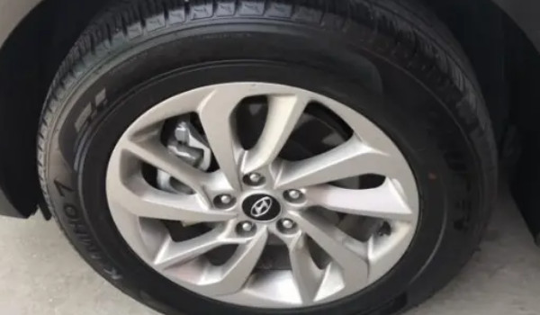 现代胜达轮胎型号是多少 轮胎型号235/55 r19(搭载三种轮胎品牌)