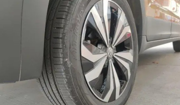 大众途铠轮胎规格是多少 轮胎型号205/55 r17(标准胎压2.3-2.5bar)