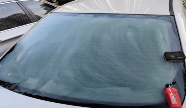 汽车玻璃有油膜怎么处理 需要进行擦拭（多种材料可以使用）