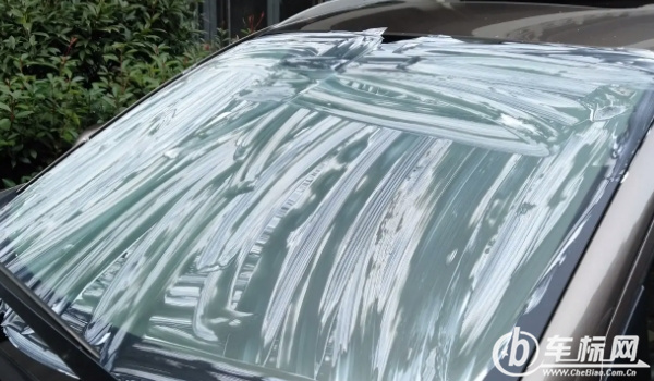 汽车玻璃有油膜怎么处理 需要进行擦拭（多种材料可以使用）