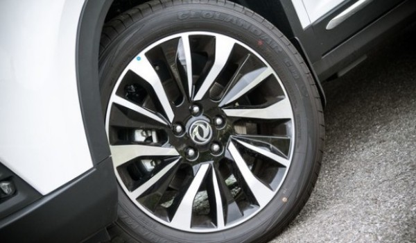风行t5轮胎轮毂规格多少 轮胎型号215/55 r18(胎压标准2.3-2.5bar)