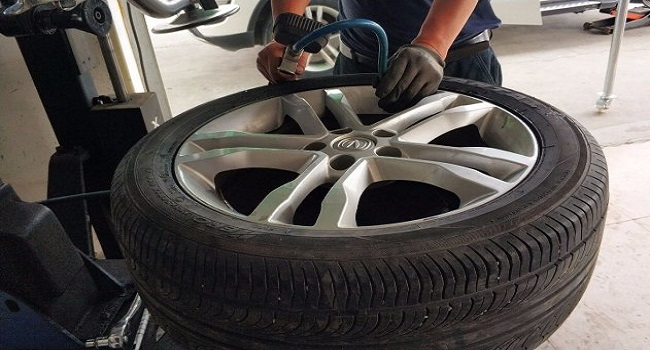 轮胎被钉子扎了补胎还是换胎，驾驶前要检查轮胎和车况