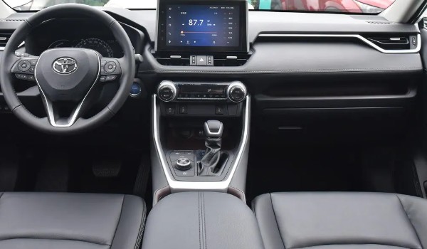 奇骏荣耀和rav4荣放哪个好 rav4荣放动力更强(配置丰富)