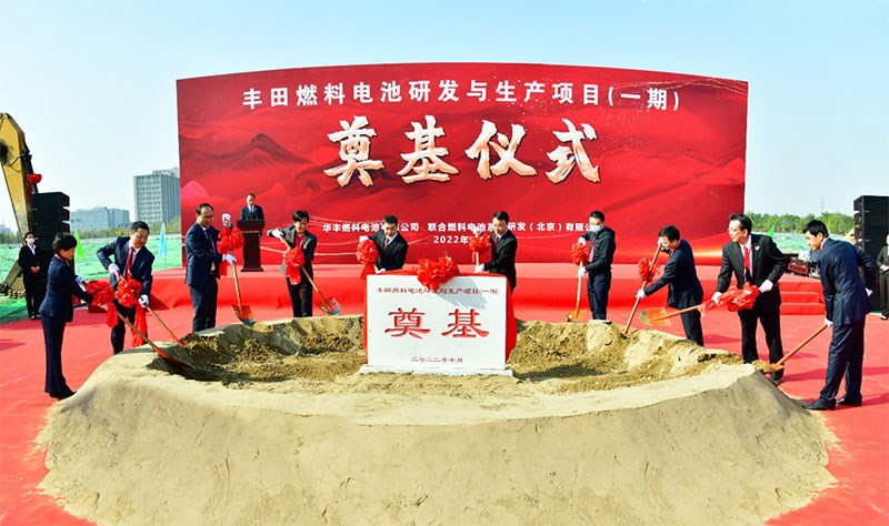 图片包含 蛋糕, 桌子, 男人, 建筑 描述已自动生成