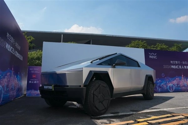 开了一把特斯拉Cybertruck：爽翻！希望大家都能试试