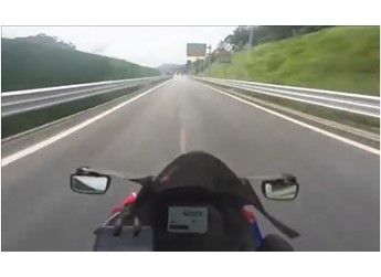疯狂！骑手150km/h闯高速收费站：一己之力为禁摩做贡献 封面图
